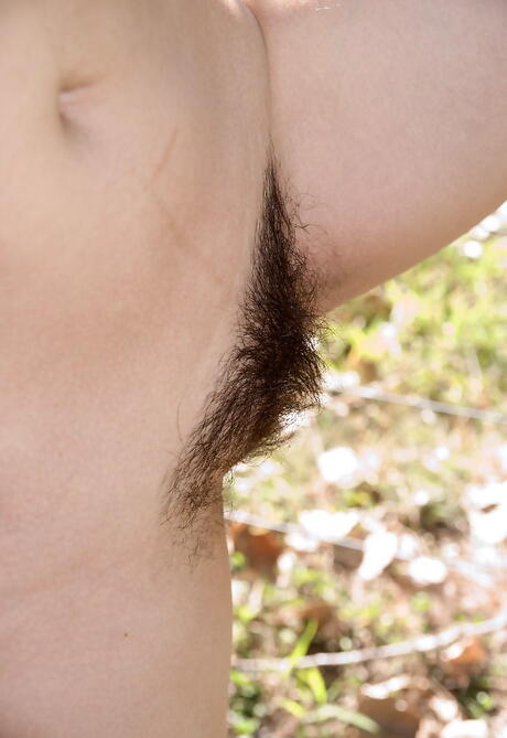 Glamoureuze hottie litia in sexy rok die grote boobies haalt en haar benen buiten verspreidt