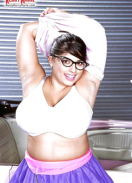 Plump British Milf Kerry Marie Baring Big Hooters og lekte fitta hennes på kontoret
