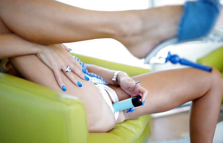 Curieuse femme blonde américaine Sandra Otterson en tenue uniforme exposant de gros seins et jouant
