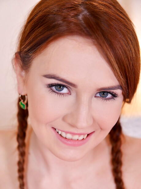 Sylphlike Slovaken Teen Timea Bela i undies som avslöjar hennes röv och onanerar
