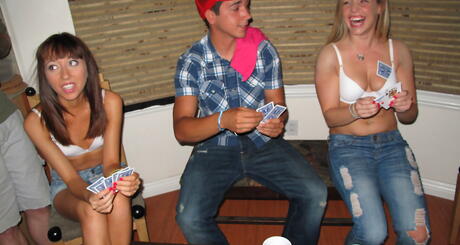 Girlfriend Revenge: フォクシー美女シエナ・ミラノとロリータ・ハイゼのホットなグループセックス・シーン