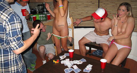 フォクシー美女シエナ・ミラノとロリータ・ハイゼのホットなグループセックス・シーン
