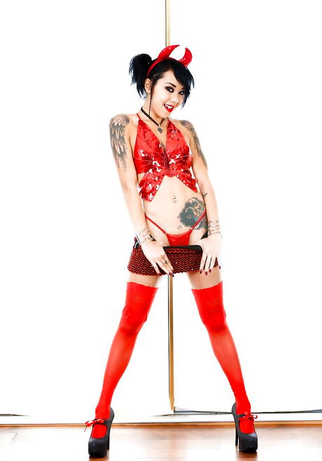 Sexy amerikanische Brünette Kimberly Chi im Cosplay -Kostüm in der Strange Fetish Gallery
