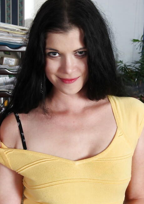 Slender American Milf Veronica Stewart i dejlige nederdel barer små bryster, mens du fjerner ud
