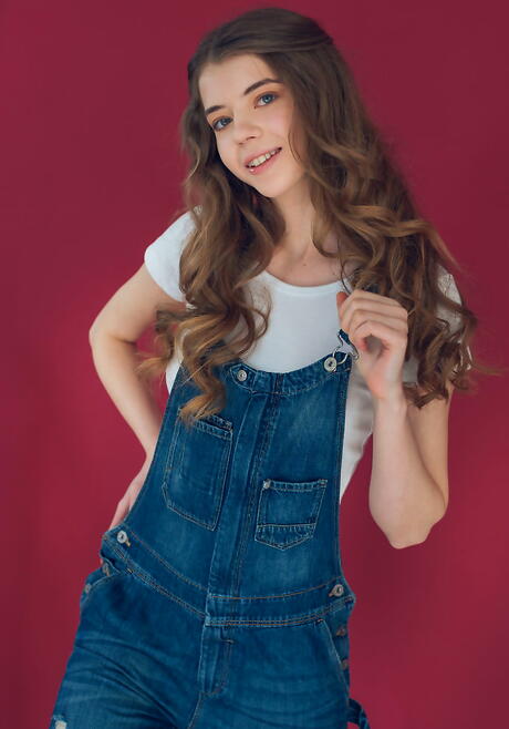 Meget attraktiv unge Kay J, der viser store bryster og sissy
