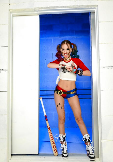 Foxy American Babe Riley Reid تعرض الثدي الصغيرة والرجي
