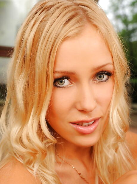 Uitstekende Russische blonde Hottie Teena Lipoldino in heet ondergoed met kleine tieten en dildoing
