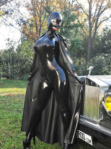 Sexig brittisk latex Lucy i heta fetischgalleri utanför
