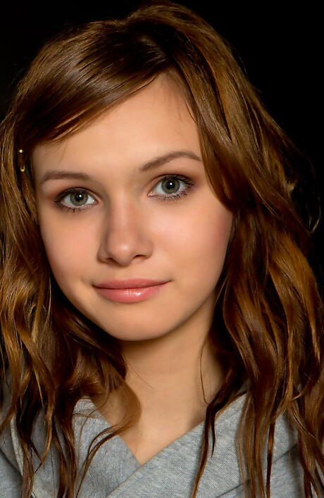 뛰어난 빨간 머리 십대 데메트라 A는 뜨거운 발 페티쉬를 좋아합니다.
