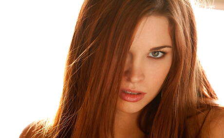 魅惑的なアメリカン・ベイブ、サブリナ・マリーが巨根を露出してオナニー
