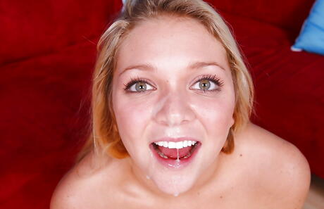 Attraente bionda americana Jessie Andrews succhia cazzo e scopa nella sua figa
