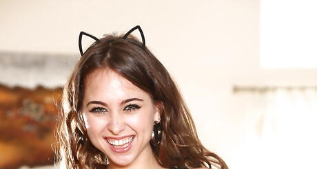 Riley Reid aux cheveux noirs américains sexy profondément énorme bite et fait exploser un sperme sur son visage
