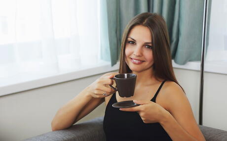 セクシーな黒髪の若いアリーセ・モレノが、ホットなビキニ姿で大きなフトアゴを見せ、脚を広げている。
