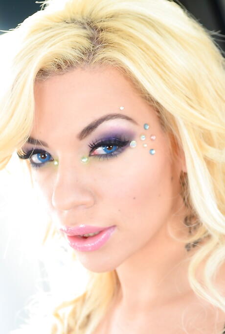 ハンガリーのブロンド美女、ビビ・ノエルがフェラチオの後、アナルを犯される
