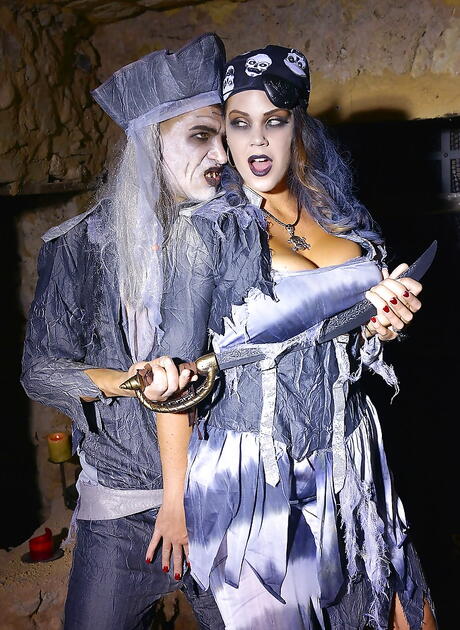 Attrayant porno Alison Tyler en tenue de cosplay percutée par Dick
