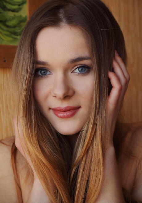 Bardzo atrakcyjna nastolatka Karissa Diamond zaprezentuje małe cycki i rozkłada nogi
