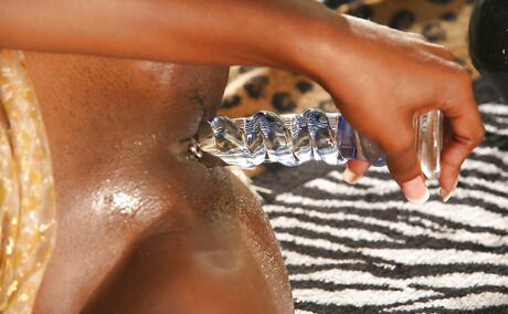 Köstliche Bombe Jayden Simone zeigt große Klopfer und spielt ihre Muschi in der Nähe des Pools
