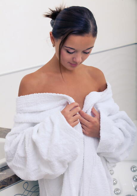 Sexy mørkt hår ungdommelig veselin utsetter små pupper og sprer bena på badet
