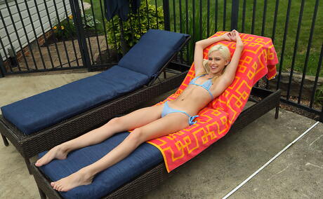 Gracile blond tenåring Kiara Cole i sexy bikini avdekker bittesmå pupper og rykk av nær bassenget
