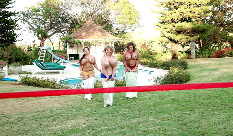 Schattige meisjes Micky Bells, Gya en Terri Jane hebben wat lesbische leuke buiten
