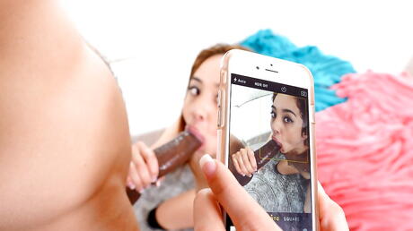 Sexy asiatisk rødhåret amatør mila jade suger dyp stor svart stang og nyter et cumshot i ansiktet
