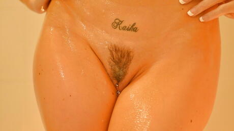 매혹적인 필리핀 여인 자스민 재가 큰 가슴을 드러내고 화장실에서 자위를합니다.
