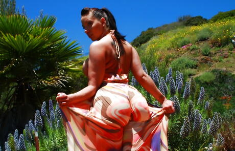 매우 매력적인 미국 여성 켈리 디바인이 큰 후터와 섹시한 엉덩이를 밖으로 드러내고 있습니다.
