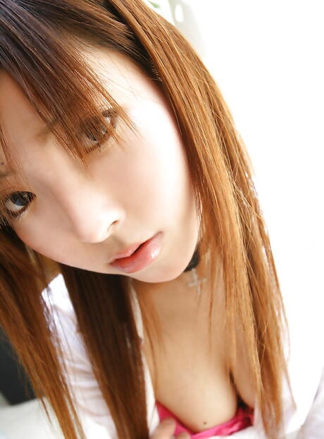 مثير ياباني مراهق ميو يعمل على قضيب ويستمتع برصاصة نائب الرئيس في فمها
