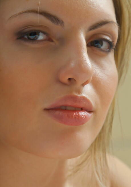 Slim rubia juvenil maggie a es fetichista de pie
