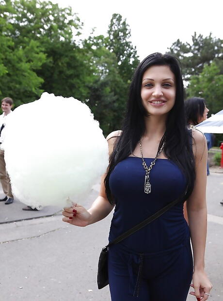 優れた女性アレッタ・オーシャンとリズ・ハニーが野外でセクシーな肉体を披露
