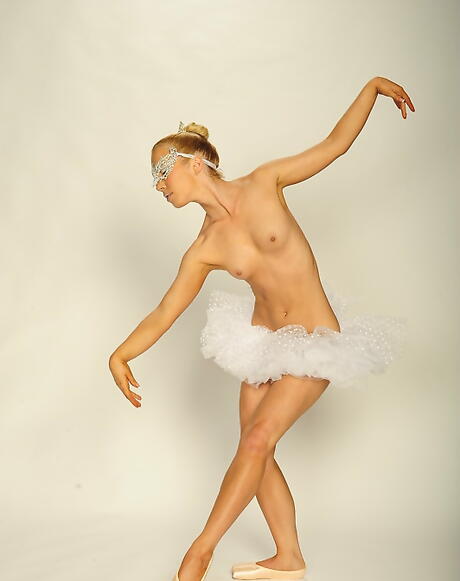 Bardzo atrakcyjna amerykańska laska Nicki Blue Denudes małe cycki i cipka
