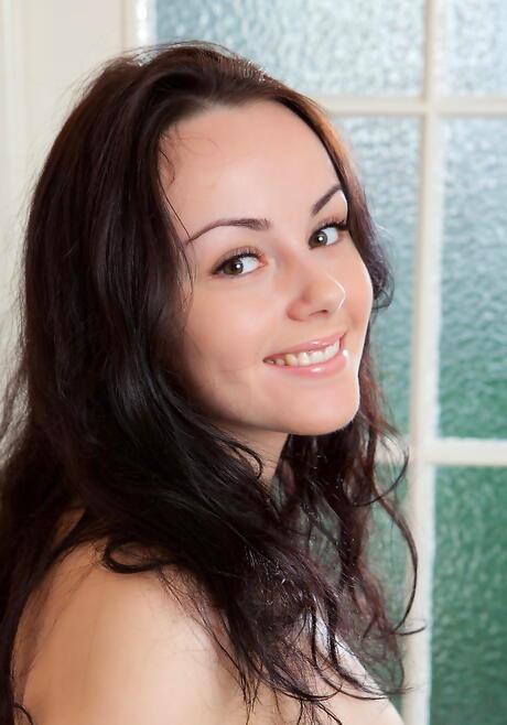 امرأة سمراء شابة ميرل في التنورة الفاخرة تجعل بعض أعمال صنم القدم في الهواء الطلق
