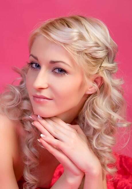 매끈한 금발의 젊은 자넬 B가 작은 가슴을 드러내고 다리를 벌리고 있습니다.
