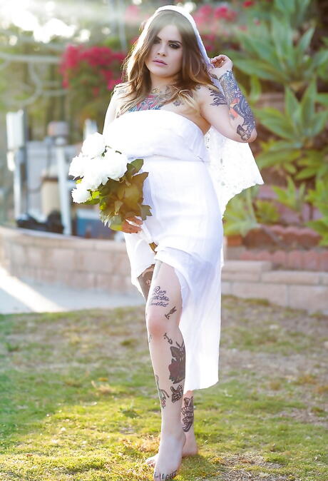 Burning Angel: 매혹적인 베이비 파라 발이 큰 노커를 드러내고 다리를 밖으로 벌리고 있습니다.