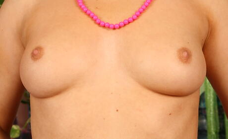 Karups Older Women: Alevicadora Milf Natalie en ropa interior sexy que muestra grandes tetas y extendiendo las piernas