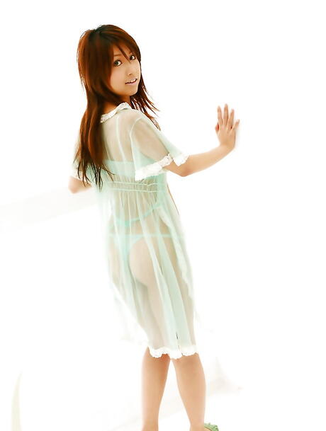 الفتاة اليابانية الغريبة ريكا يوكي تبرز لها بعقب
