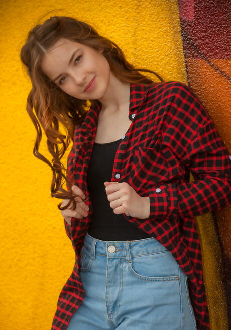 Forme teen Cherish gør noget fodfetish udendørs
