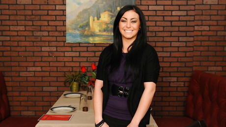 Milfs quentes na realidade cena em restaurante de Brazzers
