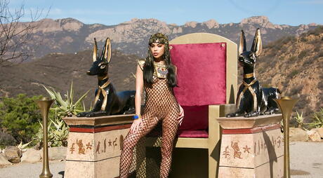 Slim American Babe Selena Rose en atuendo de cosplay que exhibe pequeñas tetas y culo caliente al aire libre
