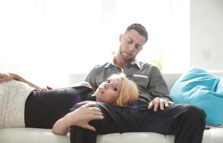 Prachtige Amerikaanse blonde pornoster Cece Capella geneukt na hete pijpbeurt
