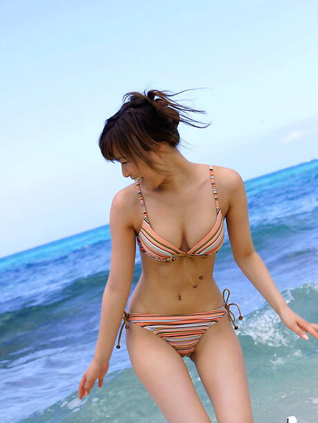 Sultry Japanese Babe Yua Aida ställer ut hennes rumpa på stranden
