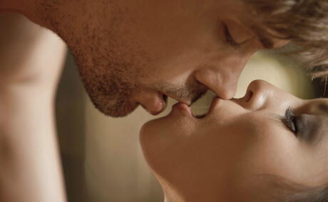 Sexy Latin Cougar Adrianna Luna zuigen op Rod en maakt een sperma -opname
