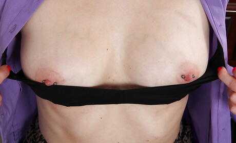 Forme amerikanske Milf Veronica Stewart udviser små bryster og spreder hendes ben
