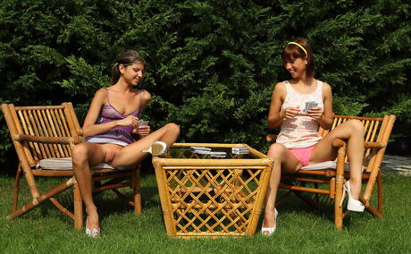 Bellezze molto attraenti tina hot e gina gerson fanno sesso caldo con una strap-on all