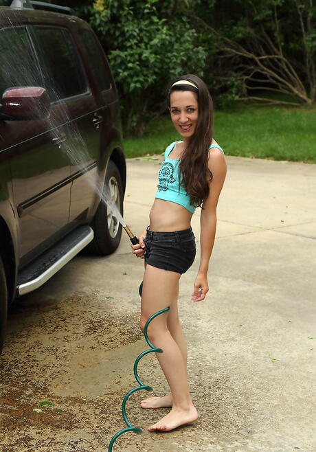 Freya von Doom, giovane bruna calda rivela piccole tette e giocattoli la sua fica all