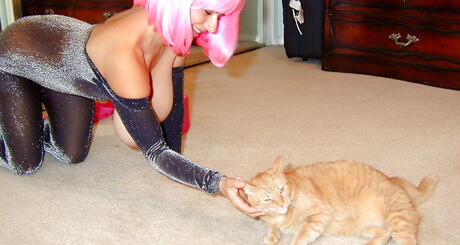 الرائع الألماني MILF Chloe Vevrier يعرض Hooters Big و Hairy Pussy
