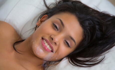 Deluxe Latina Brunette Josie Jagger arbetar på Dick och får en sperma i munnen
