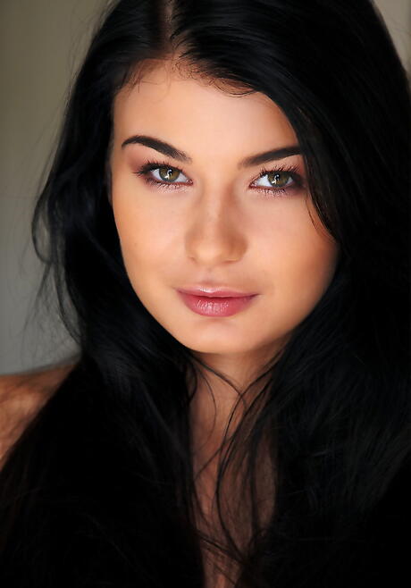 Zachwycko czeskie ciemne włosy Młodzi Lucy Li uwielbia fetysz na gorącą stopę
