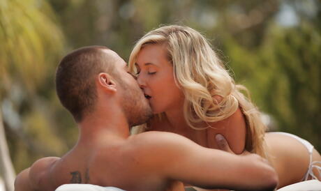 美国金发浪荡少妇莉莉-班克斯（Lilly Banks）穿着比基尼，口交后被操在光秃秃的阴户里
