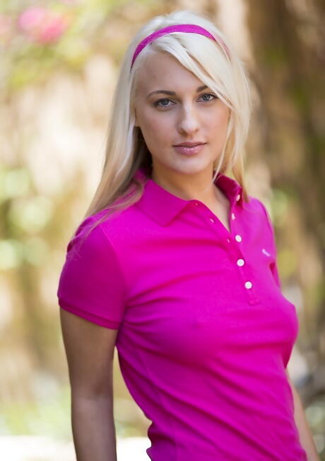 مثيرة أمريكان شقراء في سن المراهقة هيلي عطلة في undies مثير تكشف عن الحمار وحلق كس في الهواء الطلق
